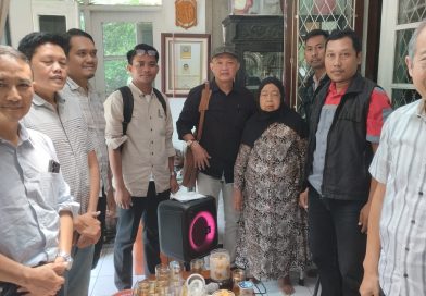 Guru Sejati Tak Pernah Pergi: Kesaksian Prof. Aprinus tentang Prof. Siti Chamamah