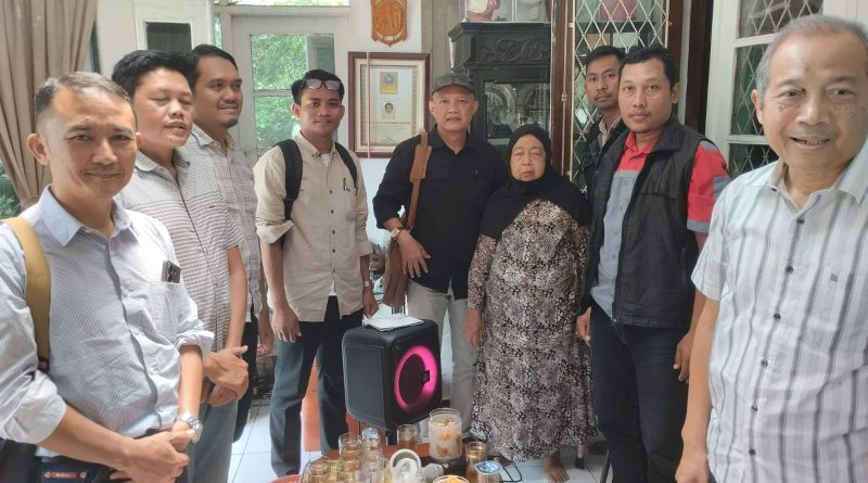 Guru Sejati Tak Pernah Pergi: Kesaksian Prof. Aprinus tentang Prof. Siti Chamamah